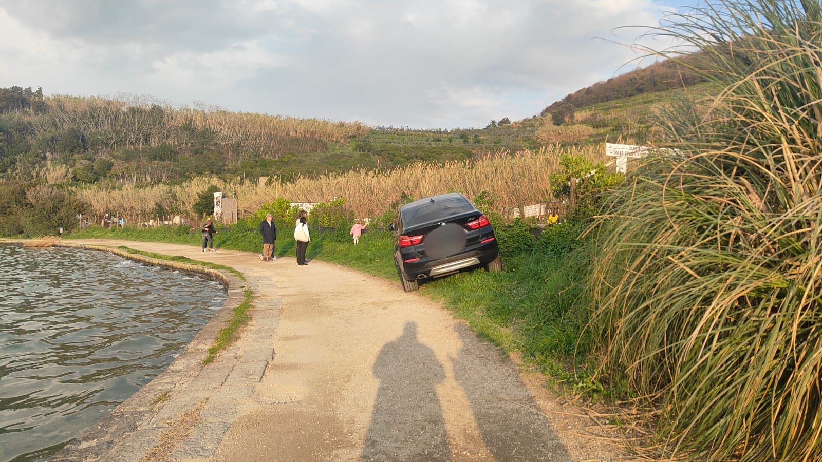 POZZUOLI/ Sosta selvaggia sul lago d’Averno: SUV parcheggiato lungo la passeggiata