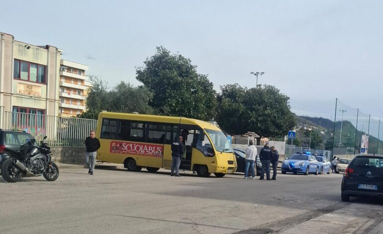 POZZUOLI/ Schiaffi e pugni sullo scuolabus: lite genitore-autista a Monterusciello