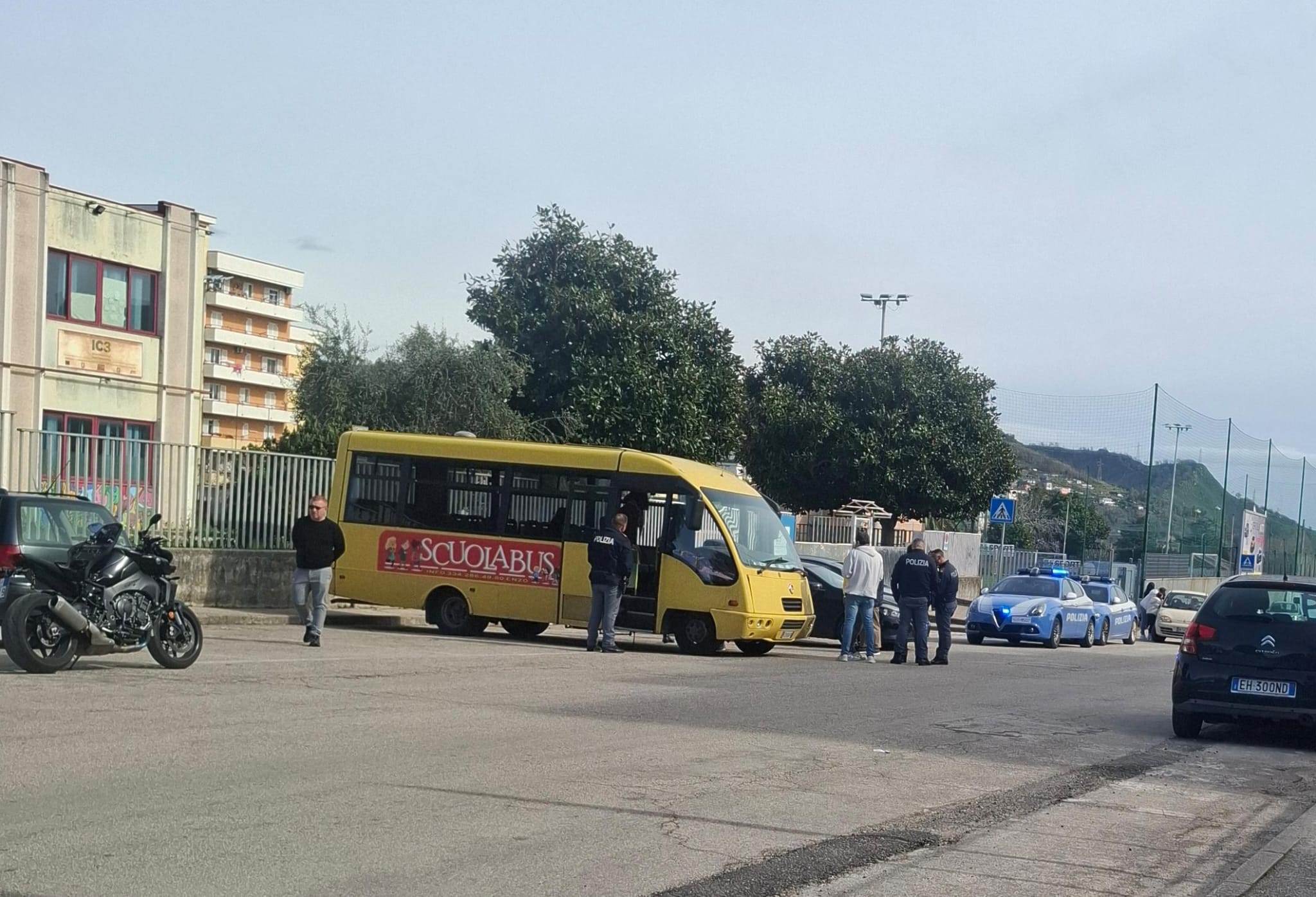 POZZUOLI/ Schiaffi e pugni sullo scuolabus: lite genitore-autista a Monterusciello