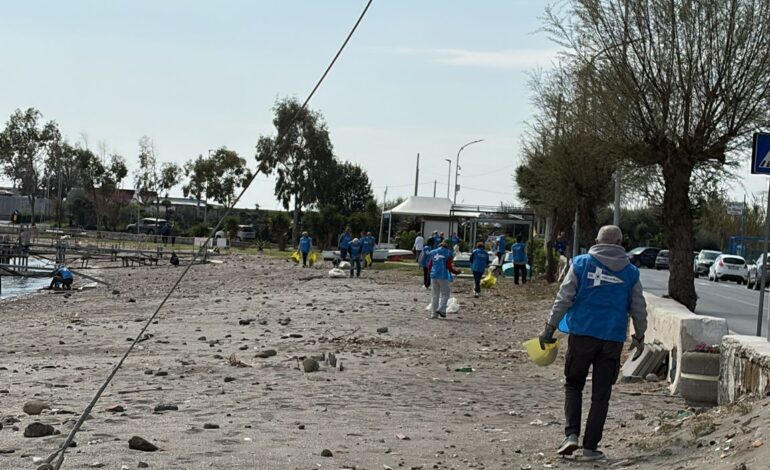 BACOLI/ La “spiaggia liberata” di Casevecchie abbandonata dal Comune pulita dai volontari – LE FOTO