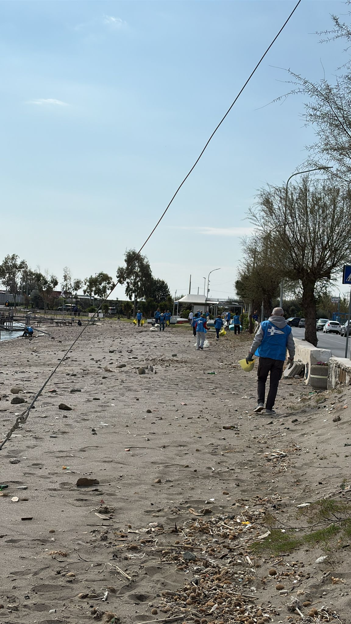 BACOLI/ La “spiaggia liberata” di Casevecchie abbandonata dal Comune pulita dai volontari – LE FOTO