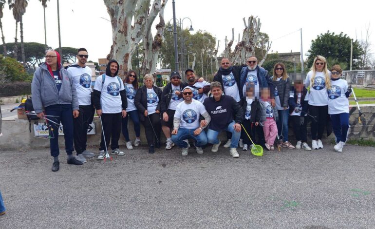«In ricordo di Bruno Marotta» Volontari puliscono l’arenile di Pozzuoli