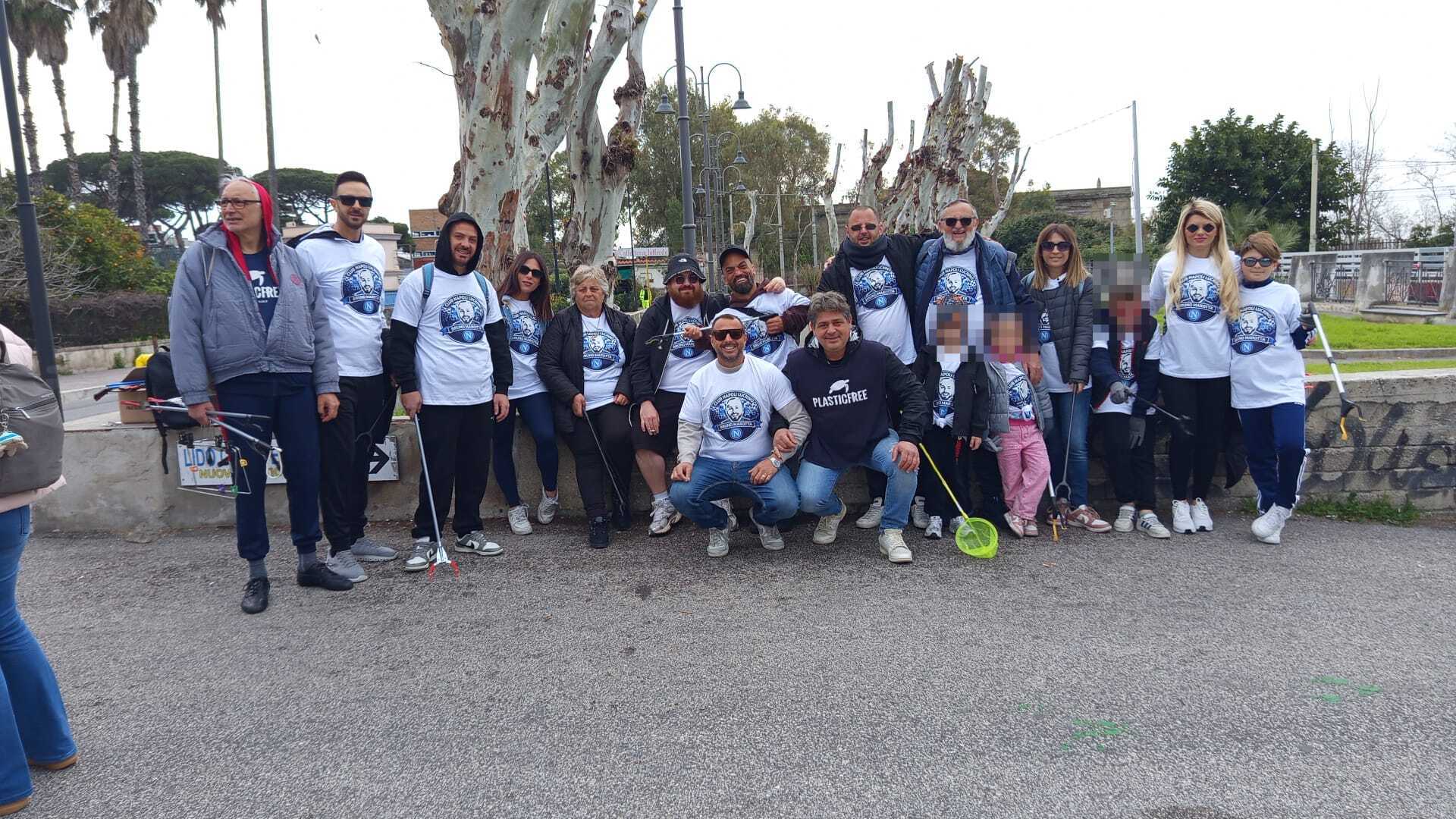 «In ricordo di Bruno Marotta» Volontari puliscono l’arenile di Pozzuoli