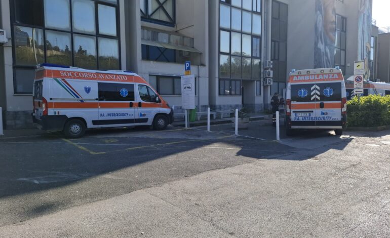 Quindicenne accoltella due minori nel parco giochi: uno è ricoverato all’ospedale di Pozzuoli, l’altro a Giugliano