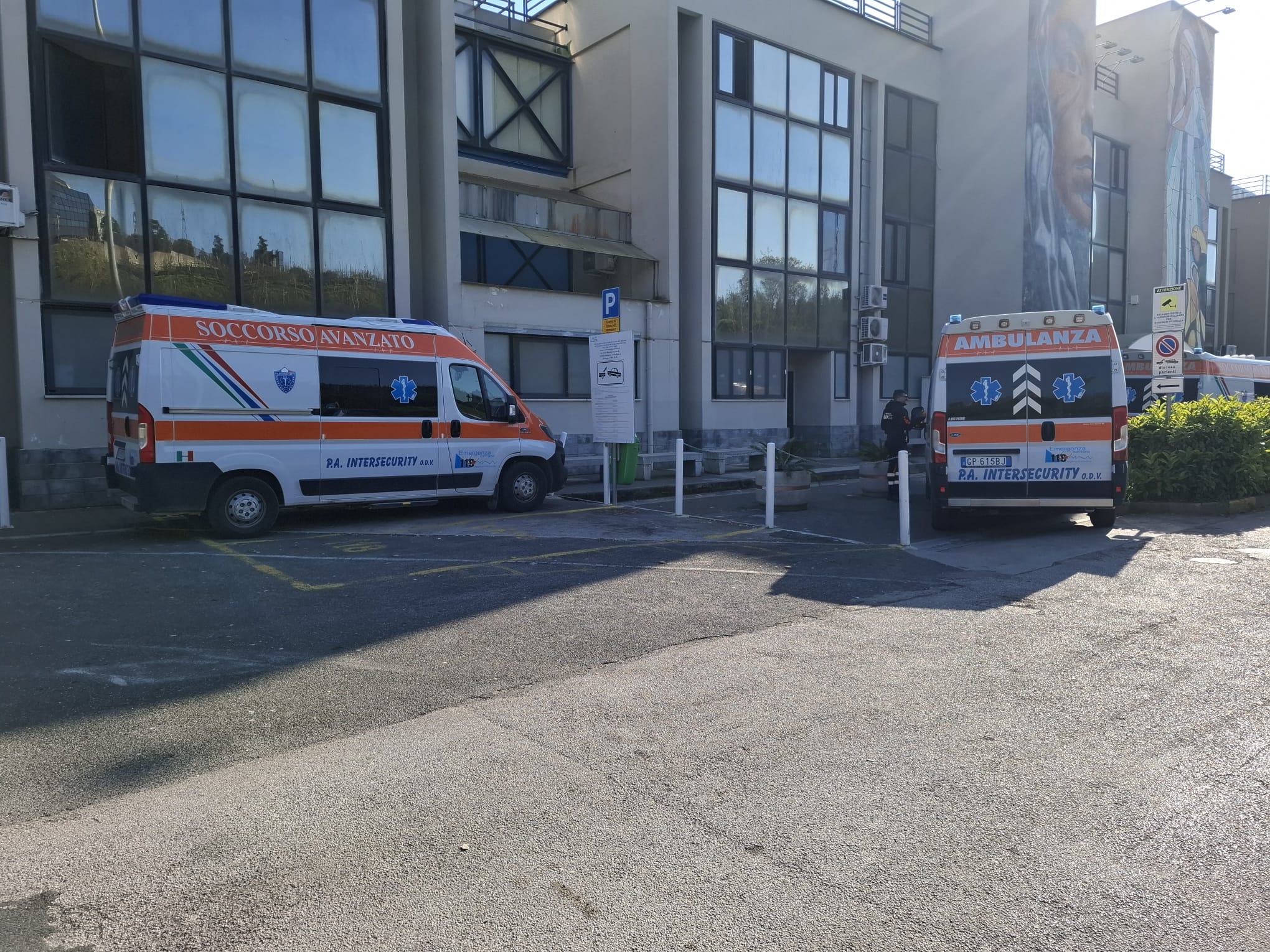 Quindicenne accoltella due minori nel parco giochi: uno è ricoverato all’ospedale di Pozzuoli, l’altro a Giugliano