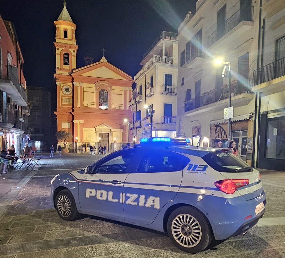 Atti persecutori ai danni di una lavoratrice nel centro di Pozzuoli: arrestato 23enne