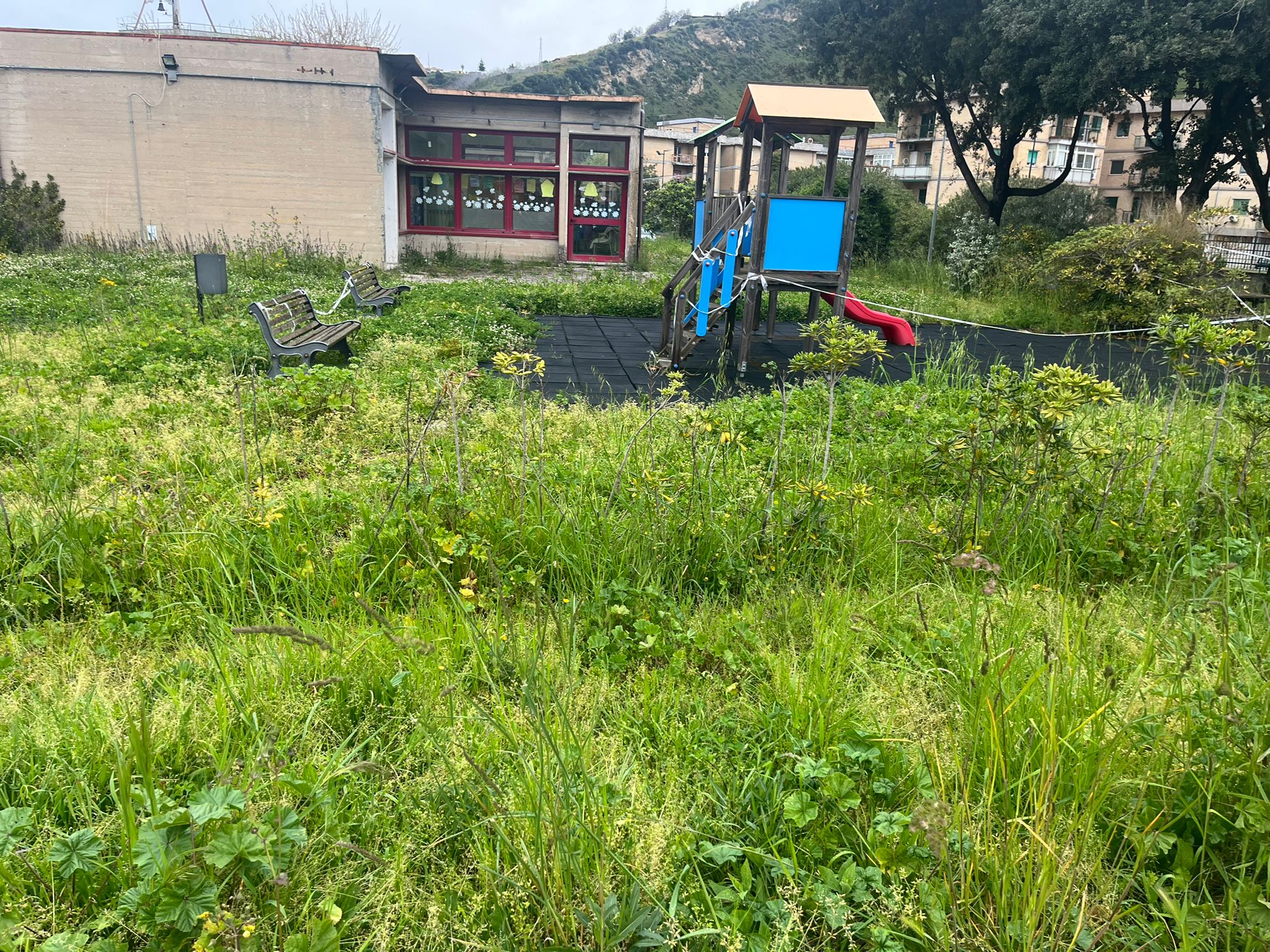 Degrado a Pozzuoli: continua il viaggio nelle scuole dimenticate – LE FOTO