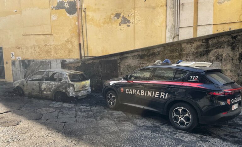 Calci alla compagna incinta, poi le brucia i vestiti e li butta dal balcone: arrestato 34enne