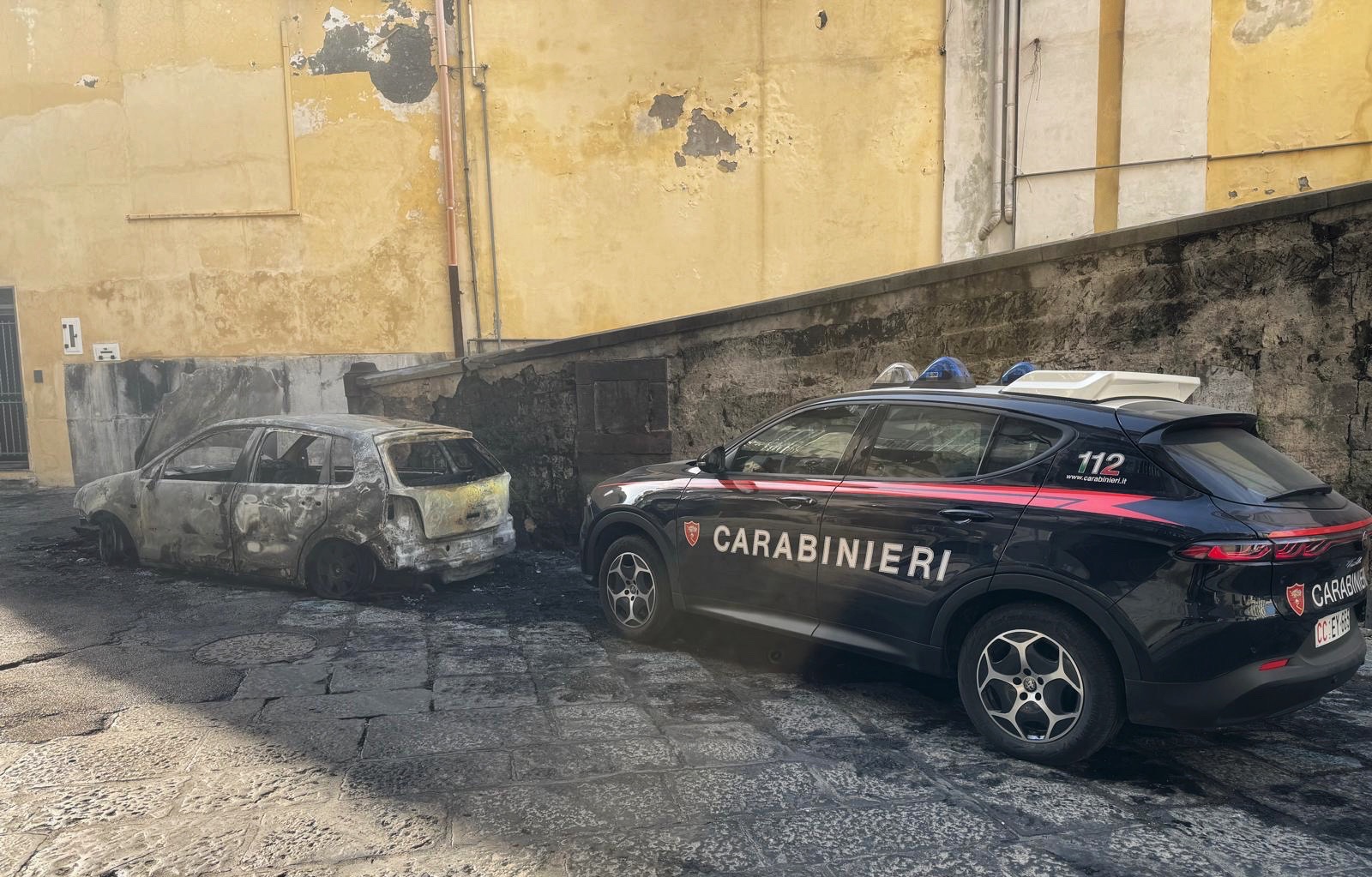 Calci alla compagna incinta, poi le brucia i vestiti e li butta dal balcone: arrestato 34enne