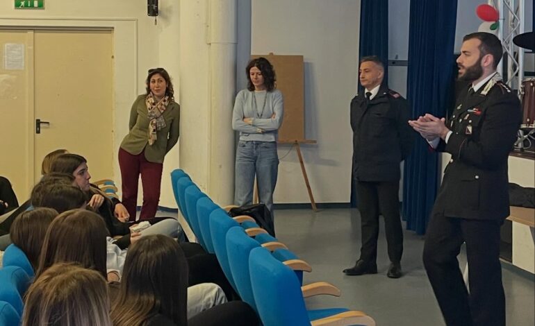 Cyberbullismo e legalità: al “Virgilio” di Pozzuoli incontro tra studenti e carabinieri
