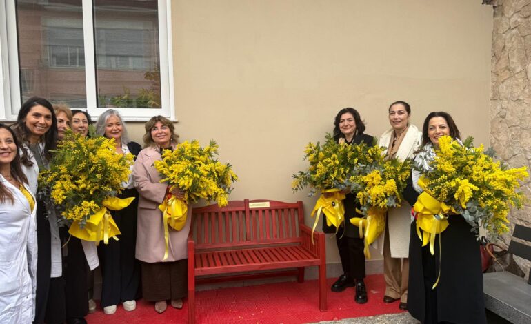 Una panchina rossa nella Casa di Comunità a Pozzuoli