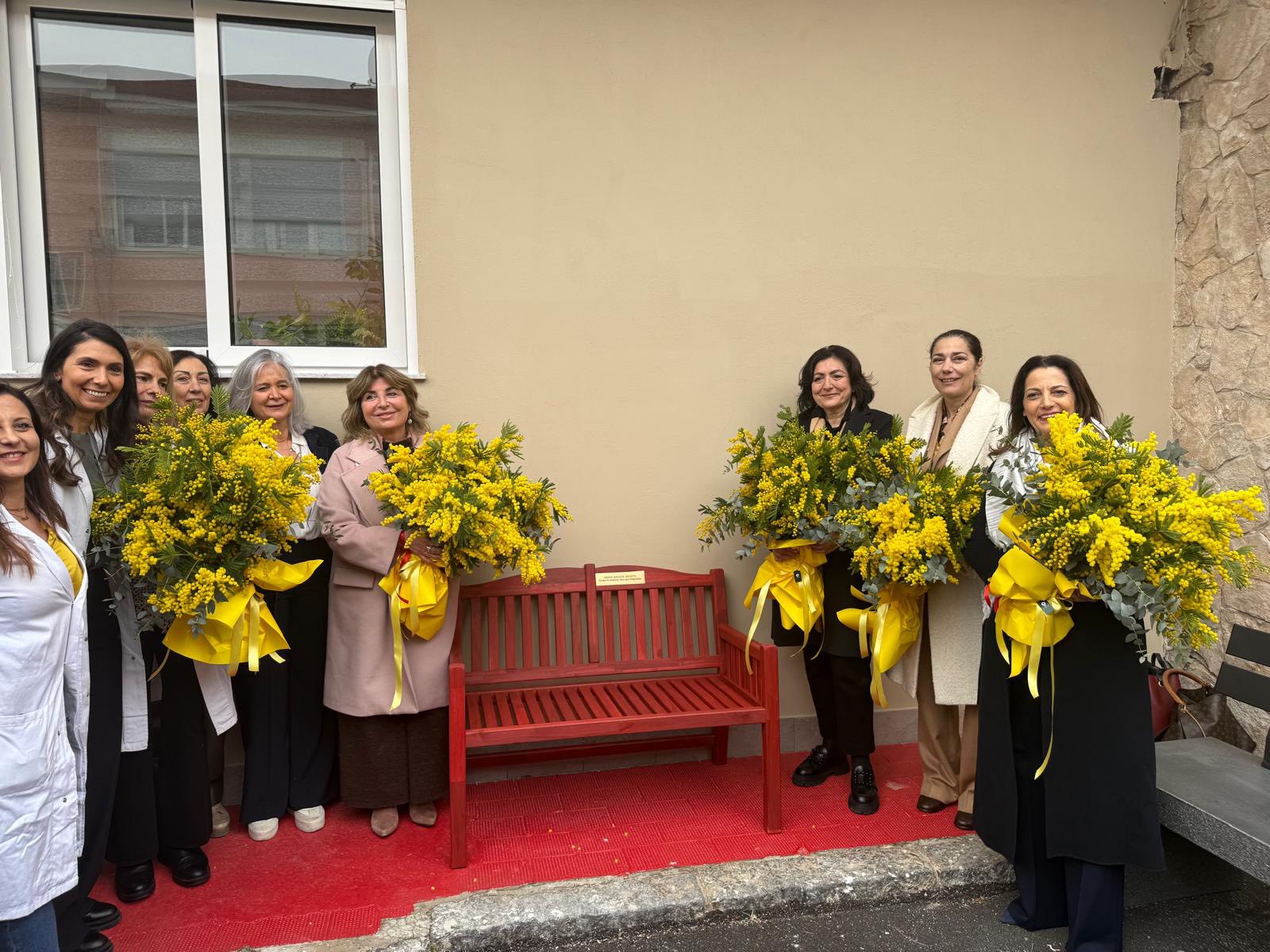 Una panchina rossa nella Casa di Comunità a Pozzuoli