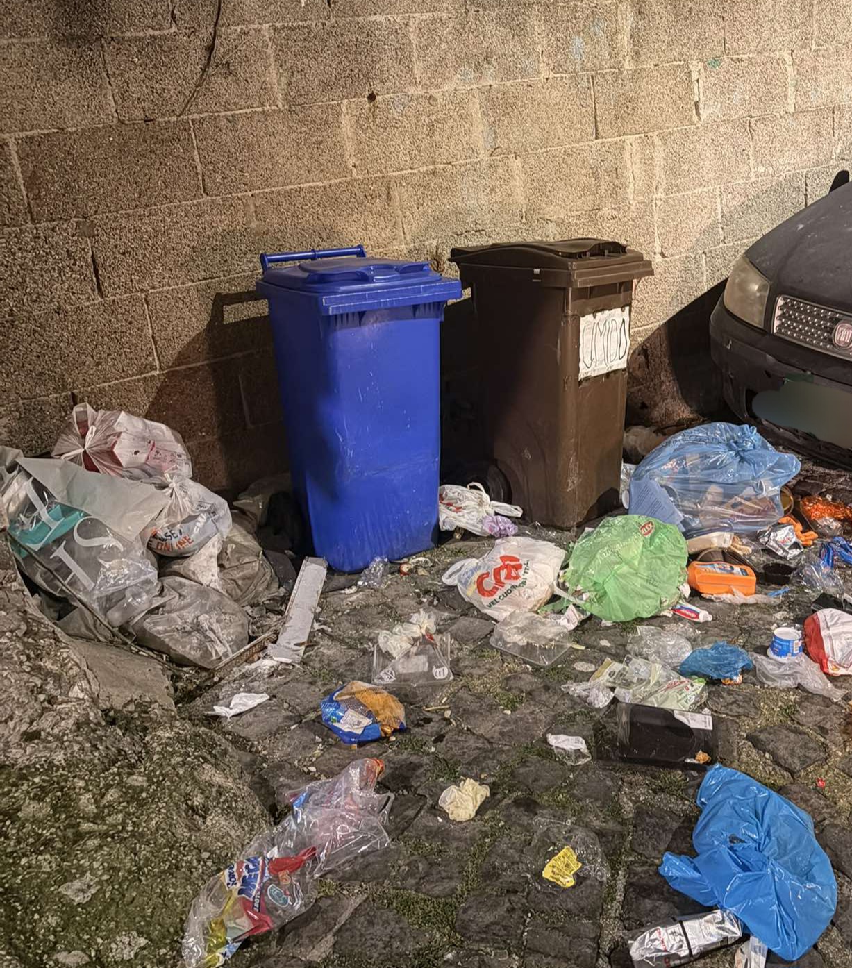 «Gli incivili a Pozzuoli stanno alimentando una discarica»