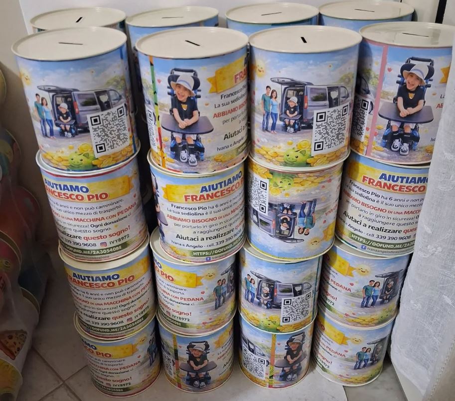 Ferma la raccolta fondi per il piccolo Francesco Pio, i commercianti di Pozzuoli espongono salvadanai “Aiutiamolo”