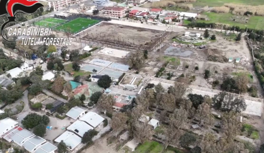 Scoperto villaggio fantasma a Varcaturo: sequestrati 65mila metri di terreno e denunciare cinque persone