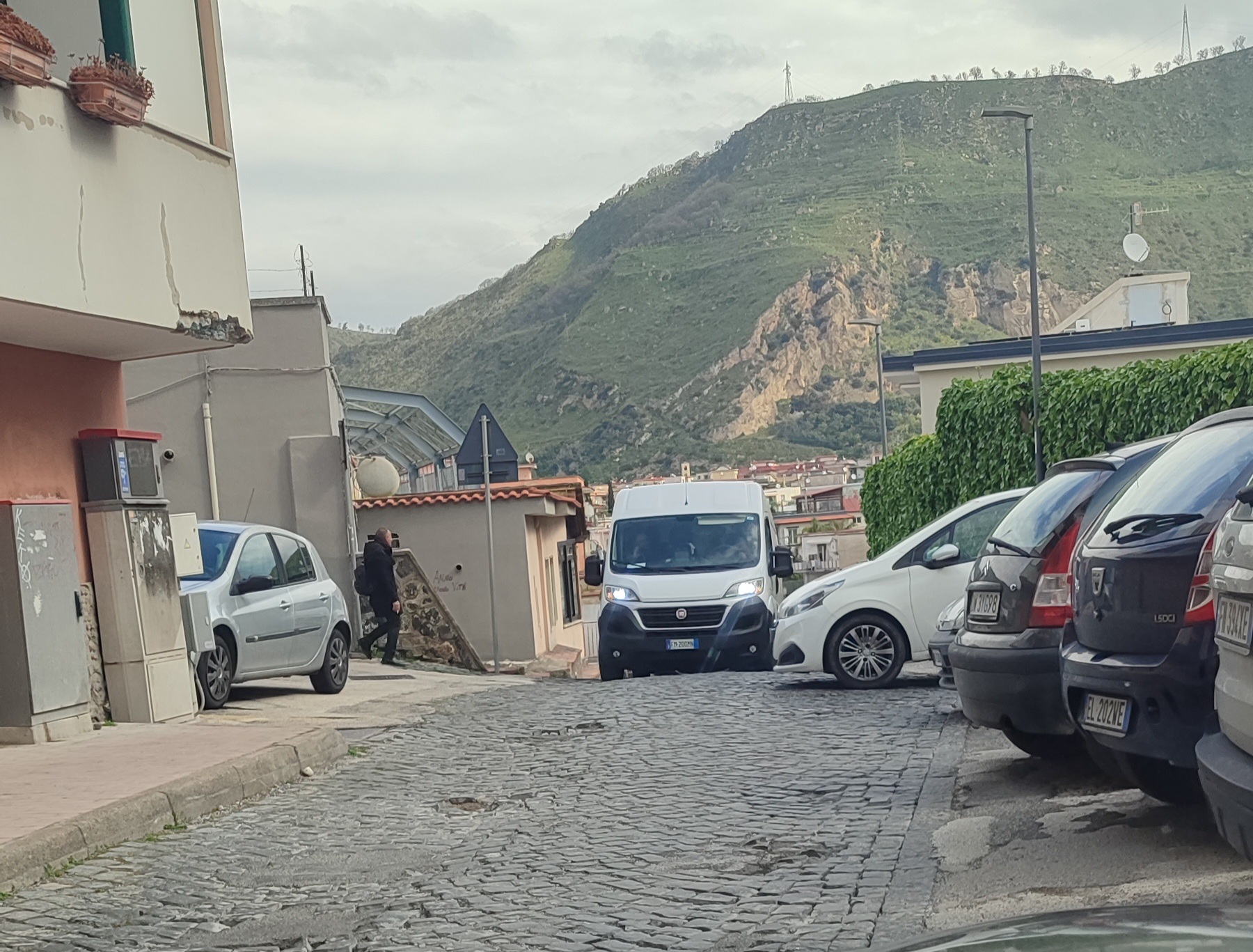 POZZUOLI/ «Strada in pessime condizioni ad Arco Felice»