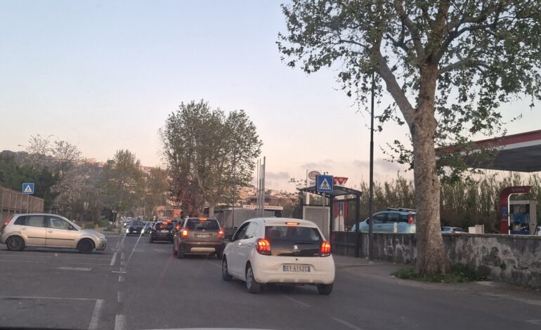 POZZUOLI/ Caos totale a Licola: traffico, ingorghi e strade paralizzate – LE FOTO