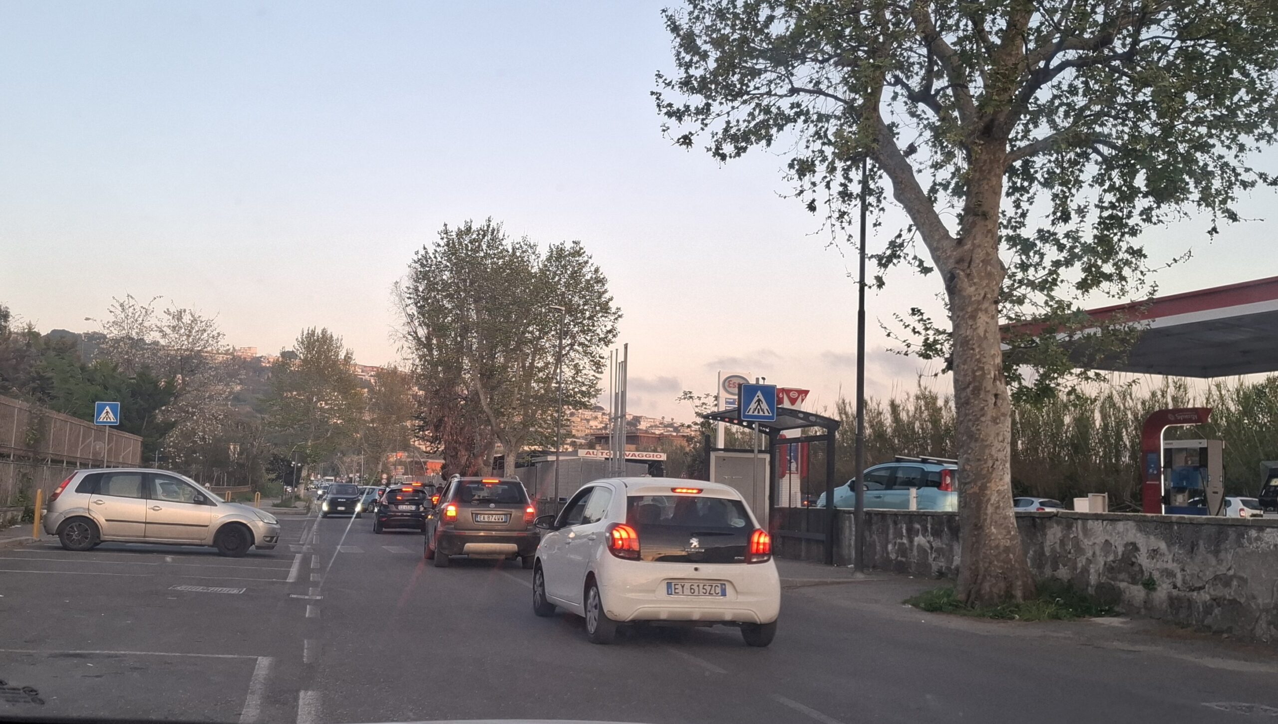 POZZUOLI/ Caos totale a Licola: traffico, ingorghi e strade paralizzate – LE FOTO
