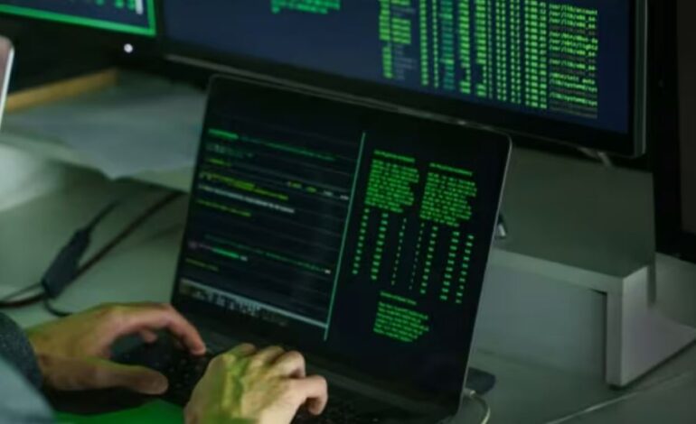 Attacchi informatici alle banche per captare i codici segreti delle carte di credito: hacker arrestato dalla Polizia