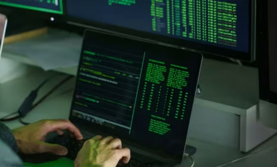 Attacchi informatici alle banche per captare i codici segreti delle carte di credito: hacker arrestato dalla Polizia