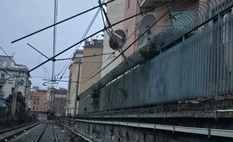 Crollo sulla Cumana, treni bloccati