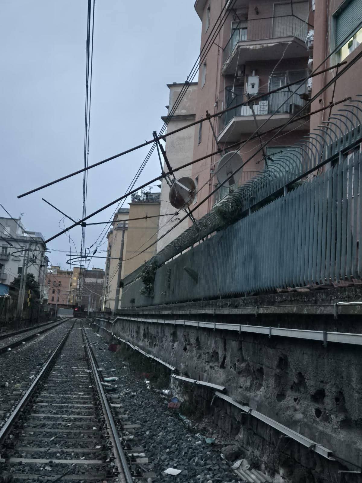 Crollo sulla Cumana, treni bloccati