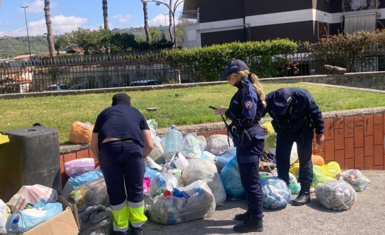 Rifiuti in strada a Quarto: polizia municipale dà la caccia agli incivili