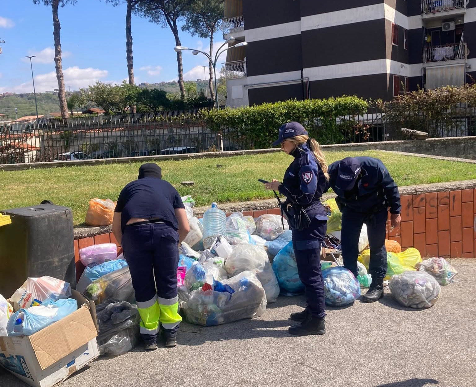 Rifiuti in strada a Quarto: polizia municipale dà la caccia agli incivili