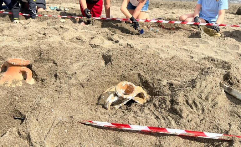 BACOLI/ Studenti trovano anfore di epoca romana nel bene confiscato alla camorra