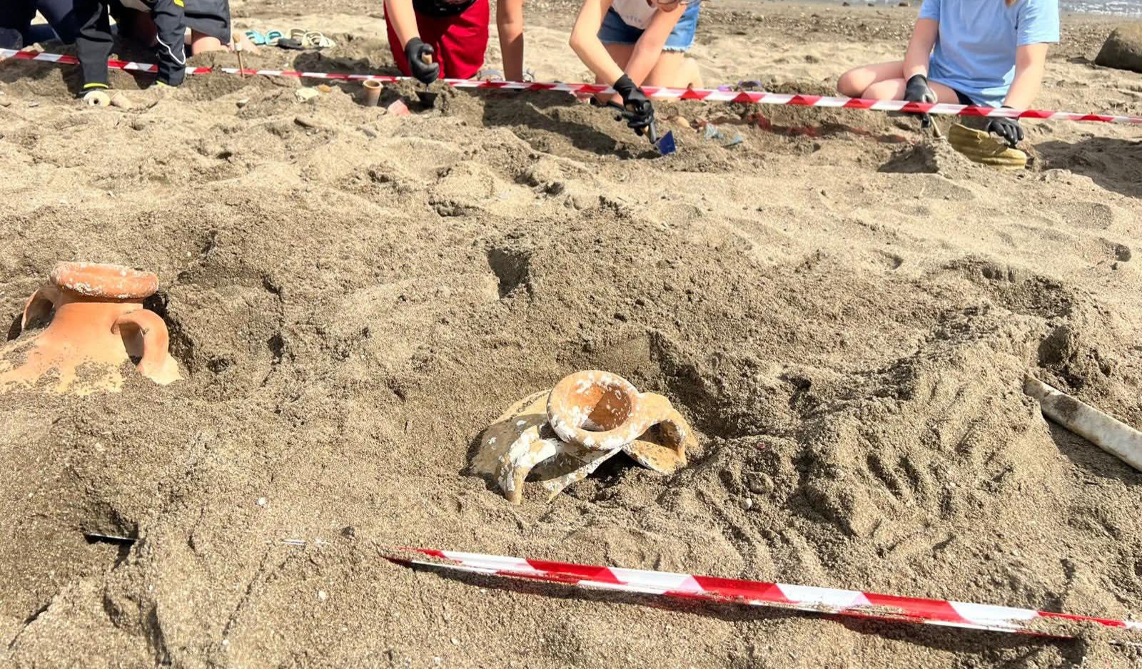 BACOLI/ Studenti trovano anfore di epoca romana nel bene confiscato alla camorra