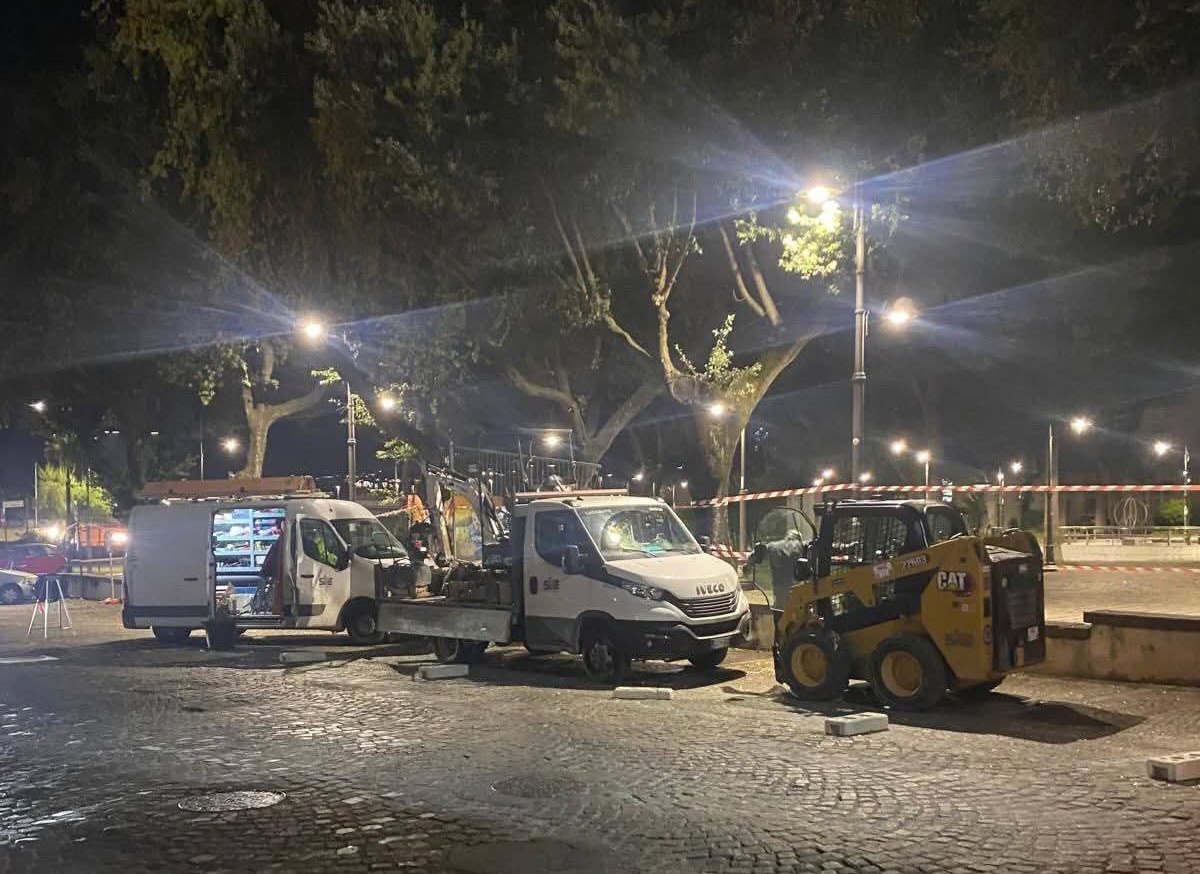 Lavori di notte nel centro di Pozzuoli, protesta dei residenti «Non ci fanno dormire»
