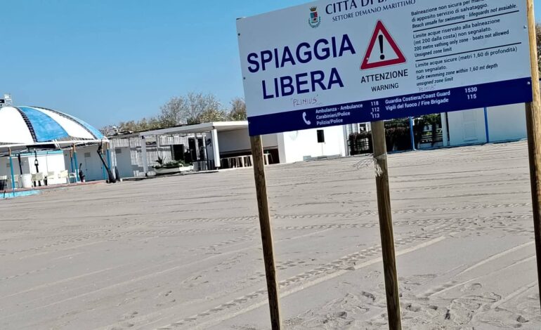 Spiaggia contesa, il comune di Bacoli rimette i cartelli alla Marina