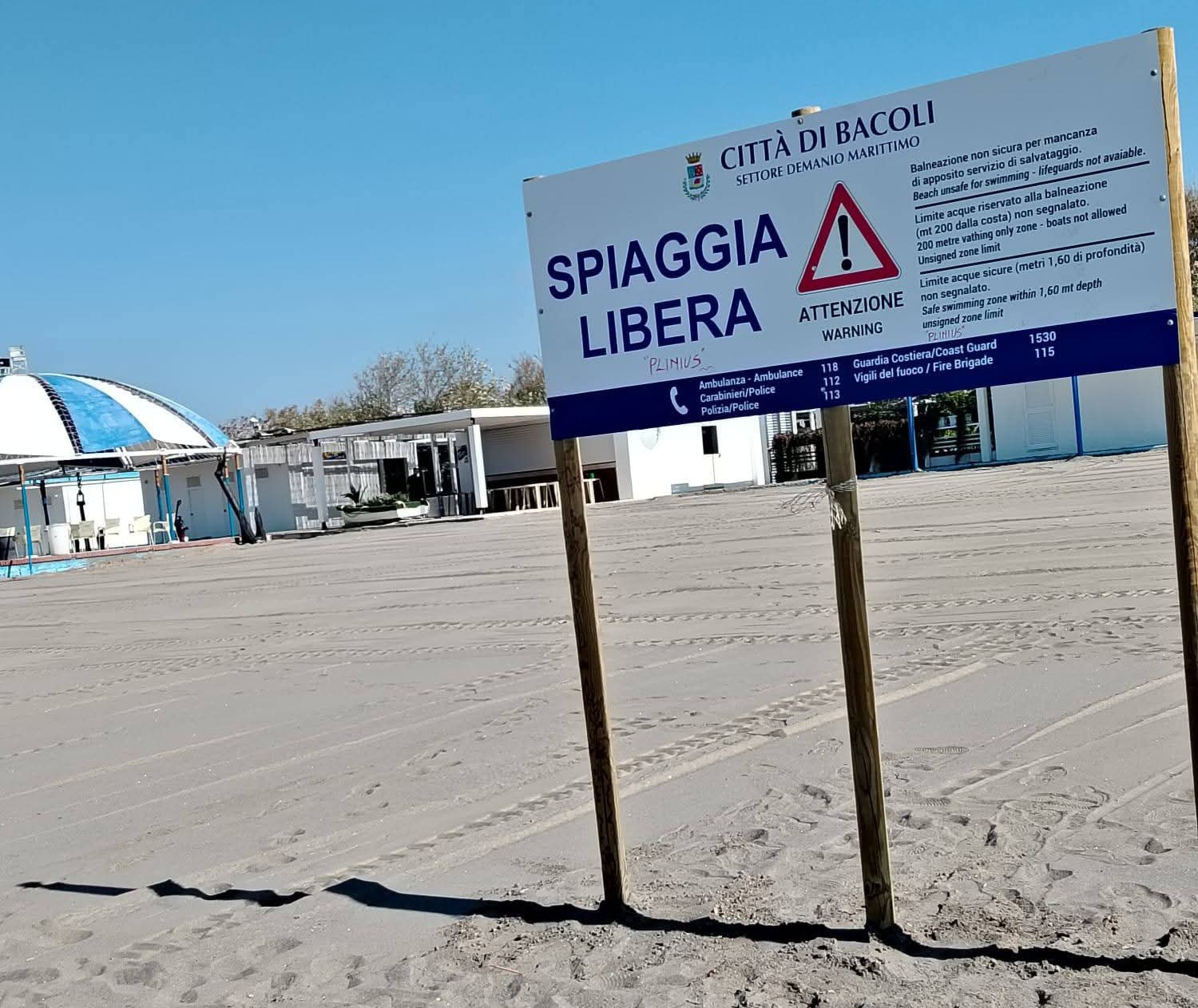 Spiaggia contesa, il comune di Bacoli rimette i cartelli alla Marina