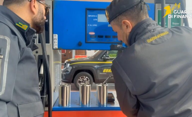 Vendeva carburante “allungato” con oli esausti: denunciato a Quarto gestore pompa di benzina