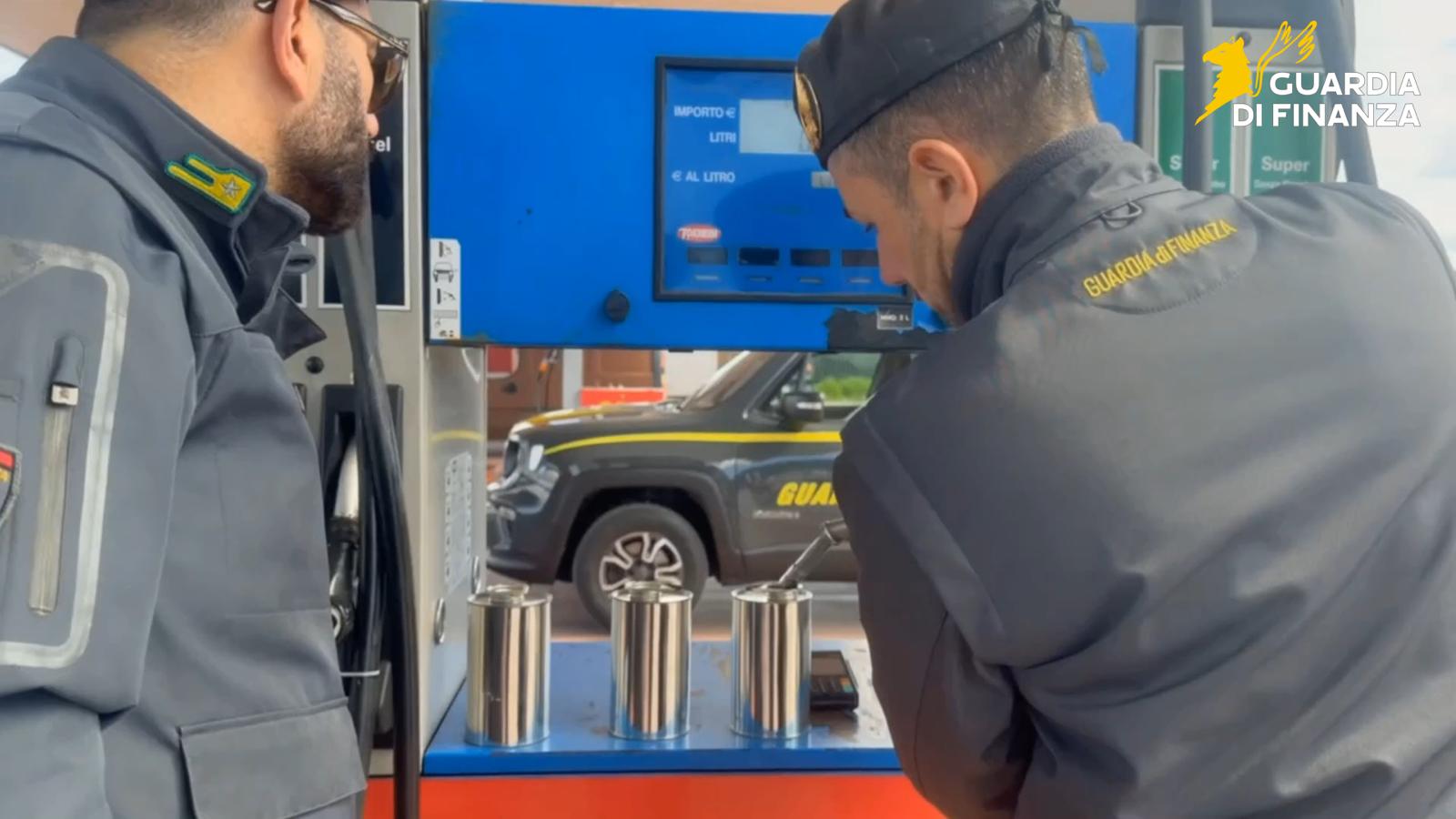 Vendeva carburante “allungato” con oli esausti: denunciato a Quarto gestore pompa di benzina