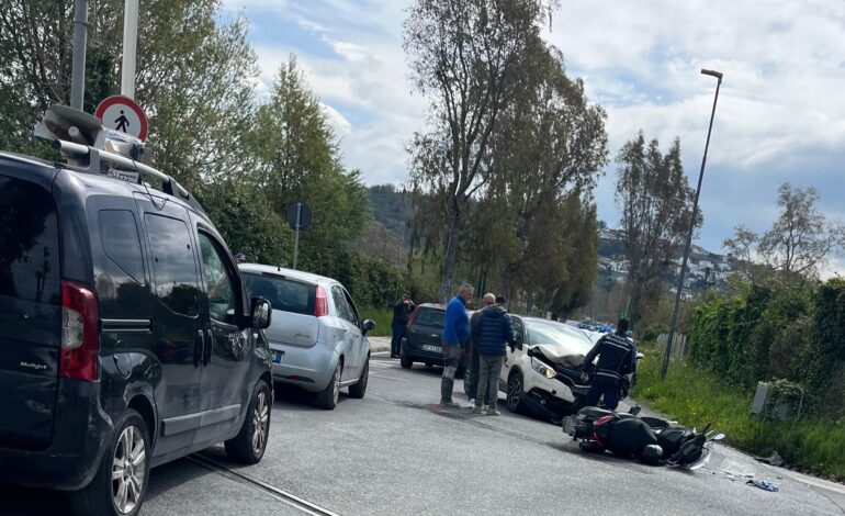 POZZUOLI/ Auto travolge scooter a Licola Borgo: un ferito