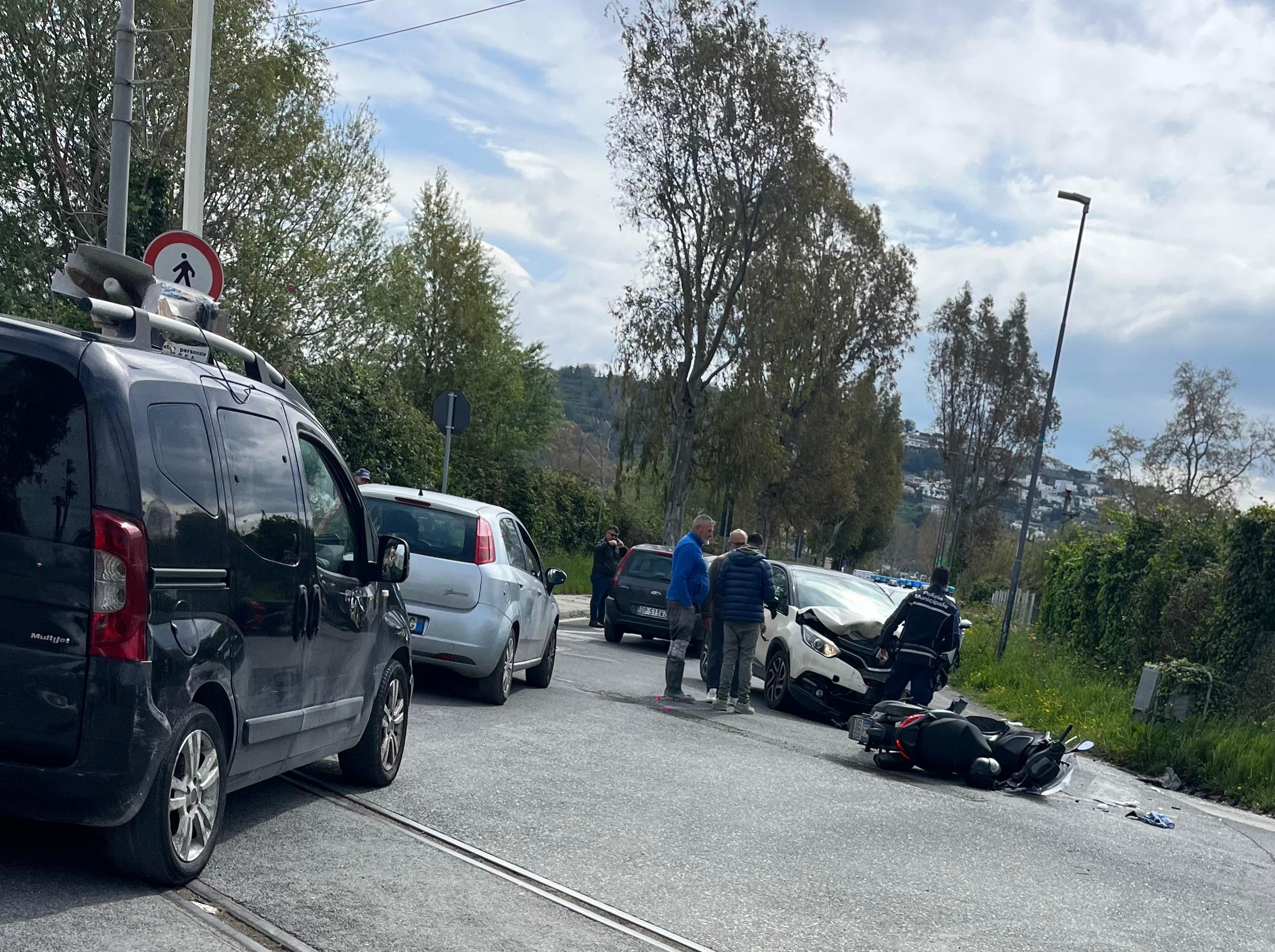POZZUOLI/ Auto travolge scooter a Licola Borgo: un ferito