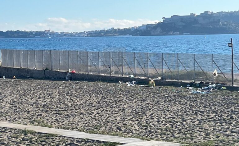POZZUOLI/ Dopo Pasquetta resta sporca la spiaggia delle “Monachelle”