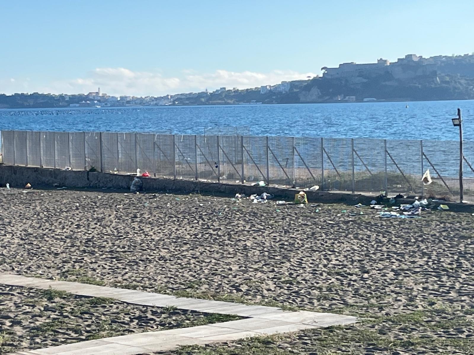 POZZUOLI/ Dopo Pasquetta resta sporca la spiaggia delle “Monachelle”