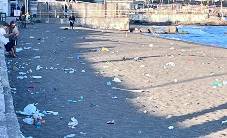 POZZUOLI/ Incivili scatenati: la spiaggia libera di Lucrino ridotta in pattumiera di rifiuti