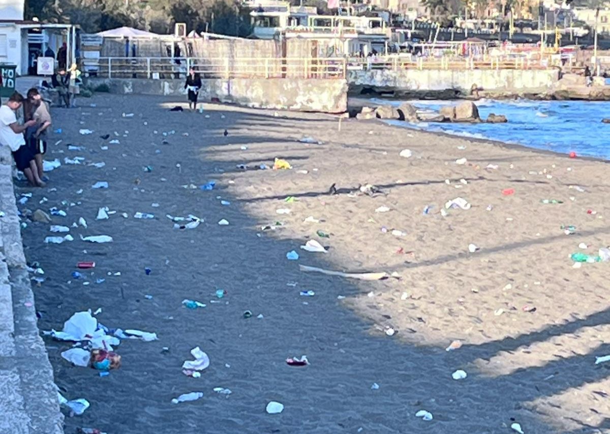 POZZUOLI/ Incivili scatenati: la spiaggia libera di Lucrino ridotta in pattumiera di rifiuti
