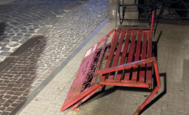 La panchina rossa a Pozzuoli non è stata vandalizzata «Si è deteriorata. L’ho piegata io per sicurezza»