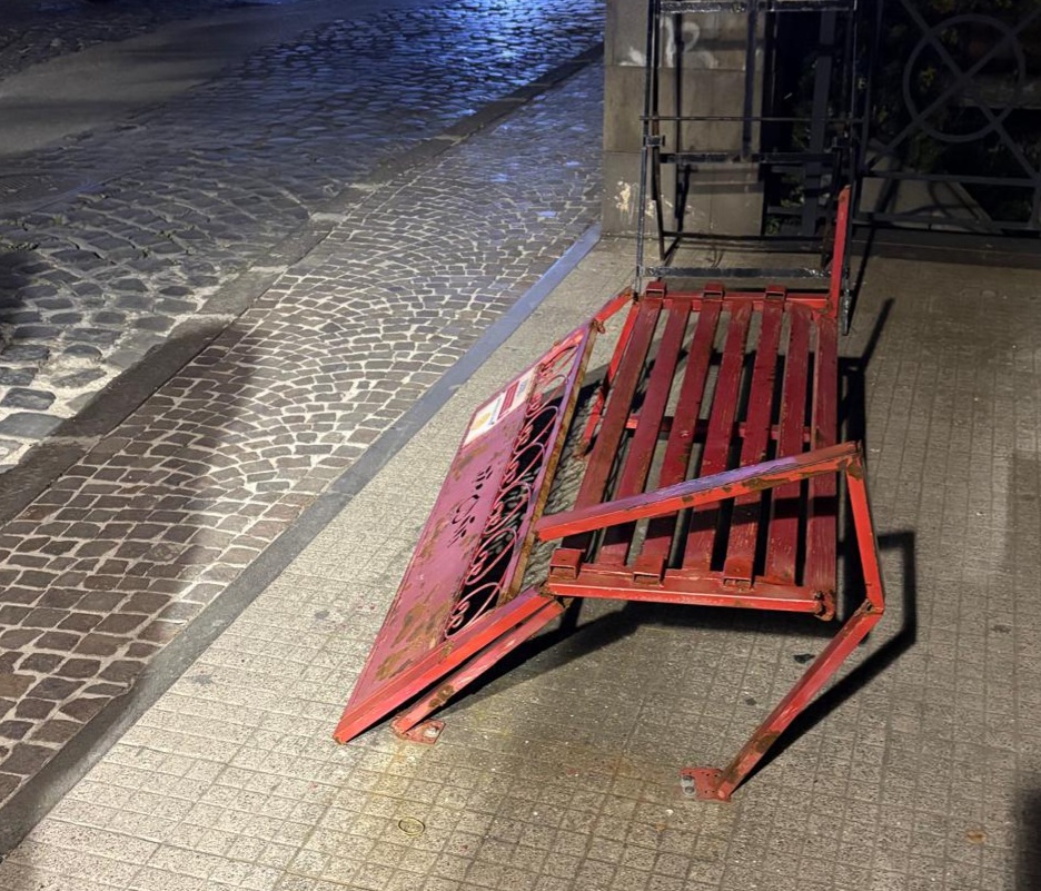 La panchina rossa a Pozzuoli non è stata vandalizzata «Si è deteriorata. L’ho piegata io per sicurezza»