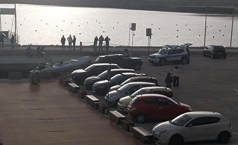 Forza l’accesso al porto per trasportare una barca: fermato a Monte di Procida