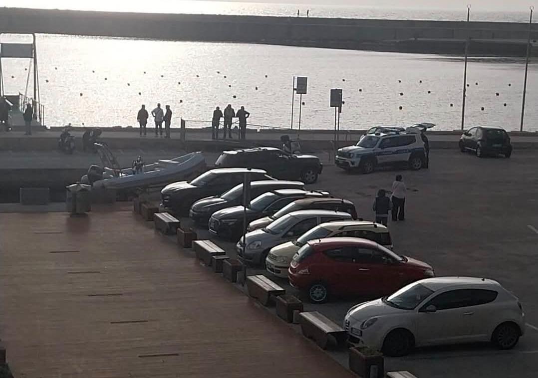 Forza l’accesso al porto per trasportare una barca: fermato a Monte di Procida