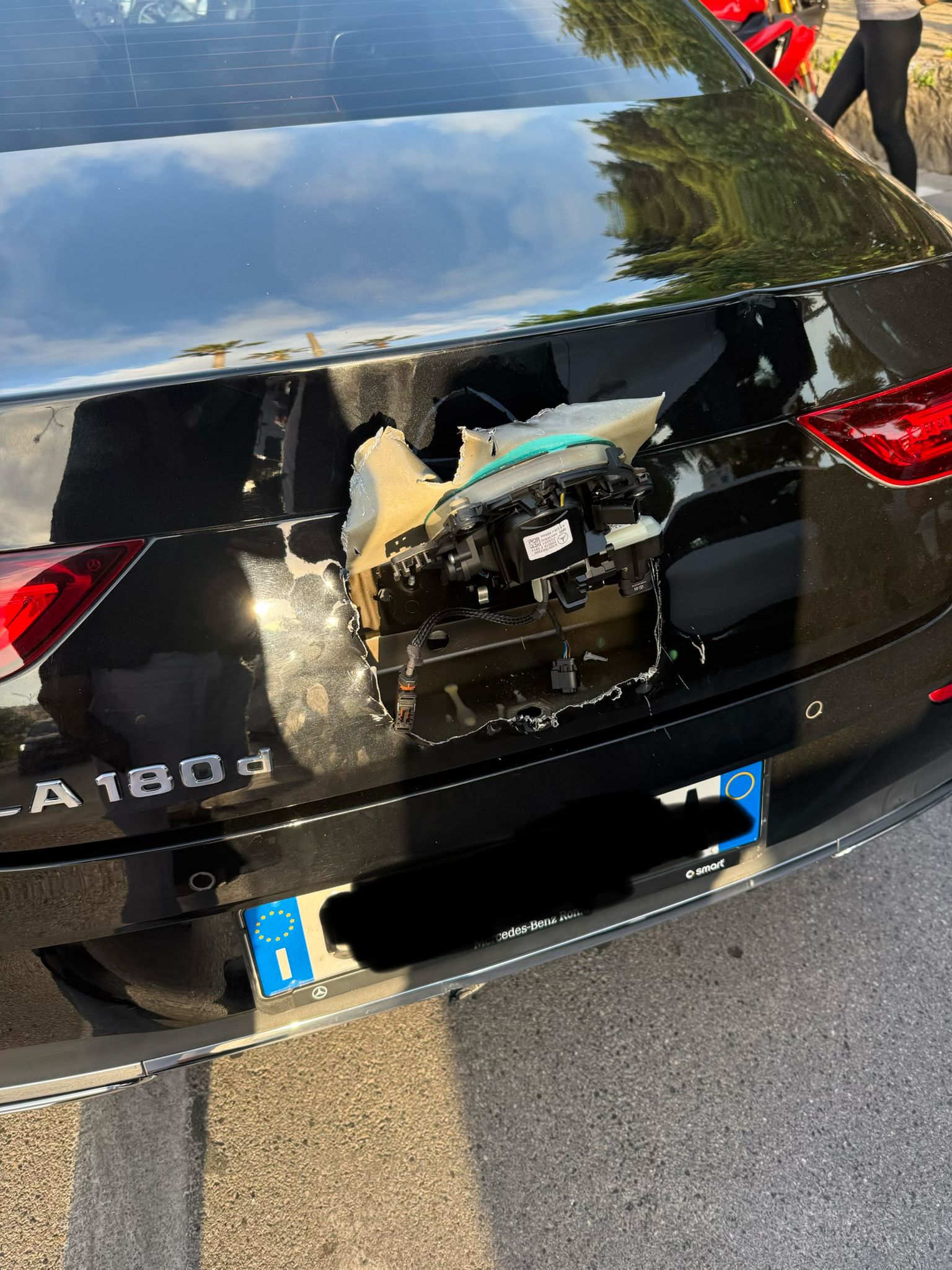 Strage di auto nei parcheggi comunali di Bacoli – LE FOTO