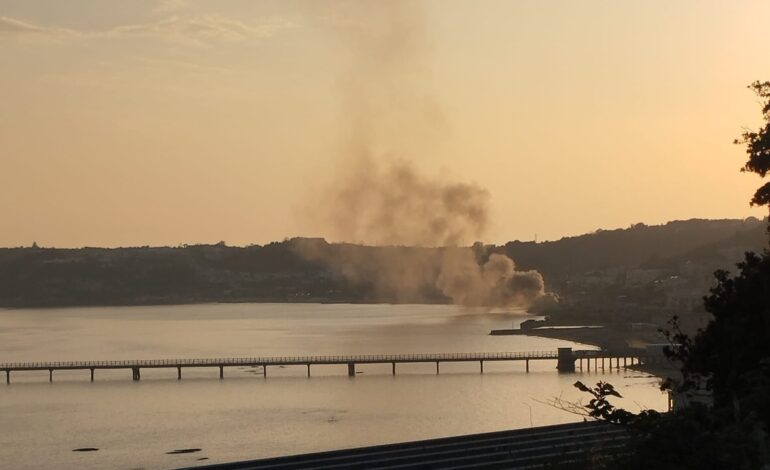 Incendio a Pozzuoli, distrutto deposito di una scuola di vela
