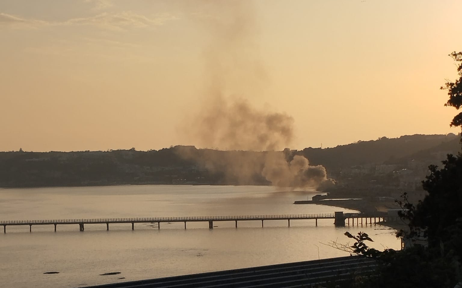 Incendio a Pozzuoli, distrutto deposito di una scuola di vela