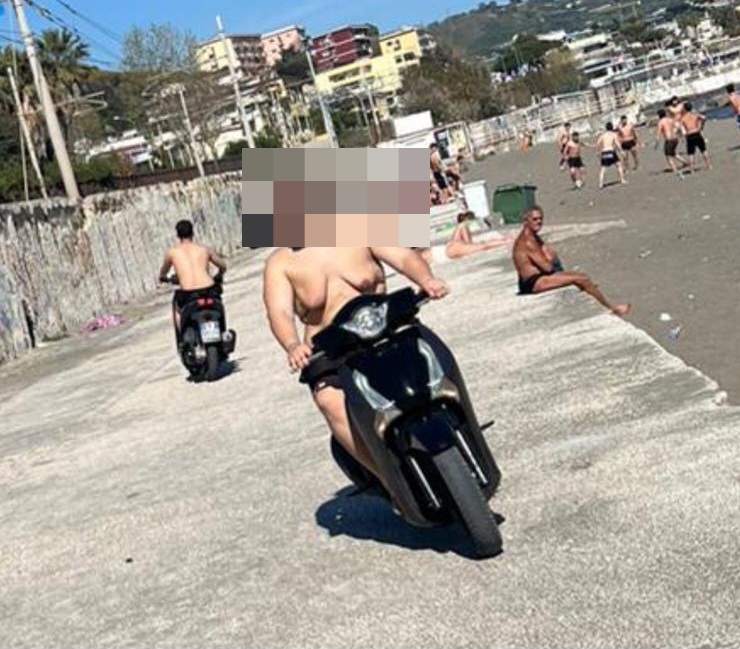 POZZUOLI/ Scooter scorrazzano sulla spiaggia libera di Lucrino