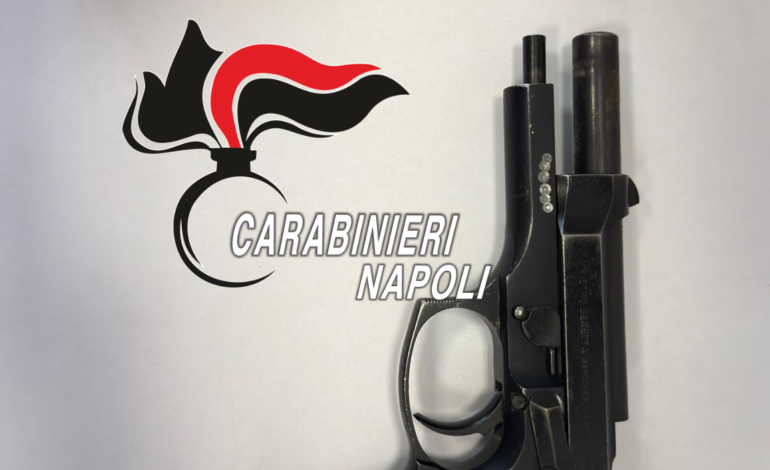 Pistola e proiettili in casa: arrestato 26enne